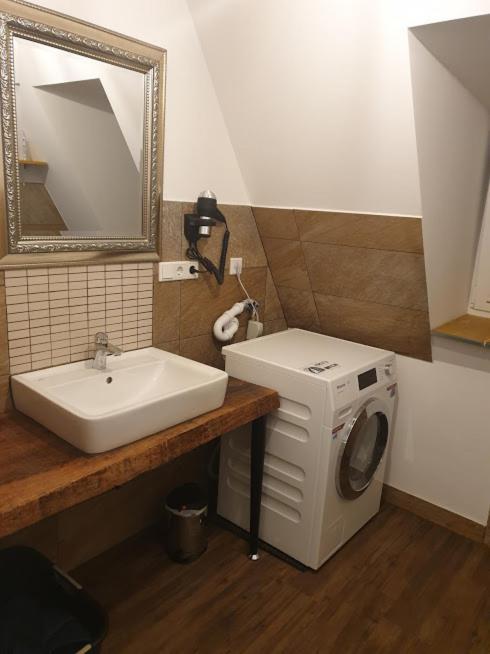 Victory Guesthouse - Handwerker Pension Билефелд Екстериор снимка