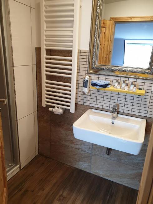 Victory Guesthouse - Handwerker Pension Билефелд Екстериор снимка